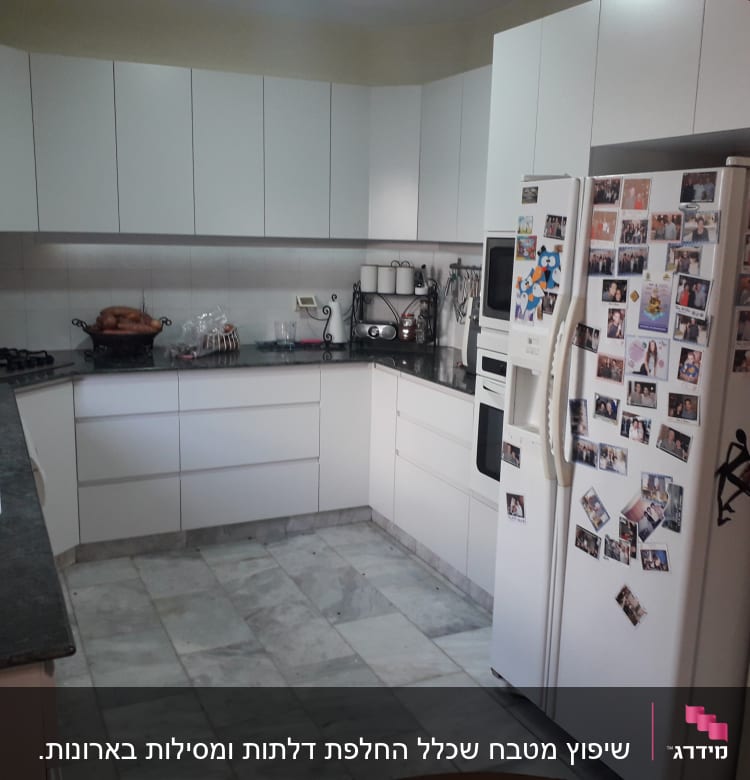 מטבח עם ארונות לבנים, מקרר ותנור בילט אין